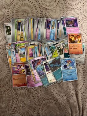 200 Pokemon TCG Assorted Cards with Holos